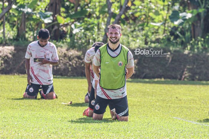 Bek sayap kanan Persija Jakarta, Marco Motta, sedang melakukan pemanasan di Por Pelita Jaya, Sawangan, Jawa Barat, 17 Desember 2021.