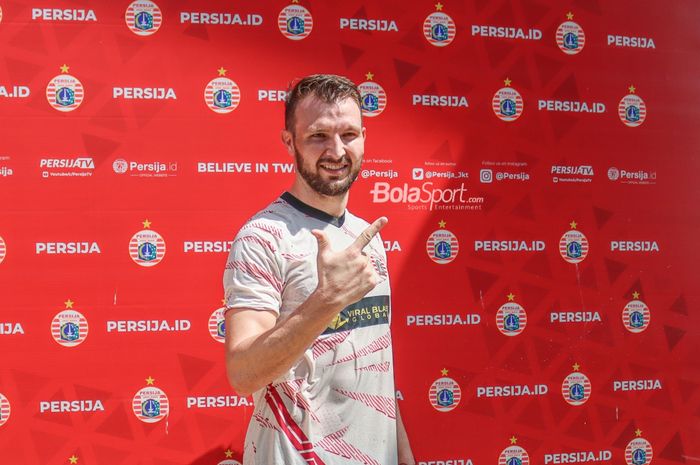 Bek sayap kanan Persija Jakarta, Marco Motta, sedang berpose foto seusai latihan di Por Pelita Jaya, Sawangan, Jawa Barat, 17 Desember 2021.