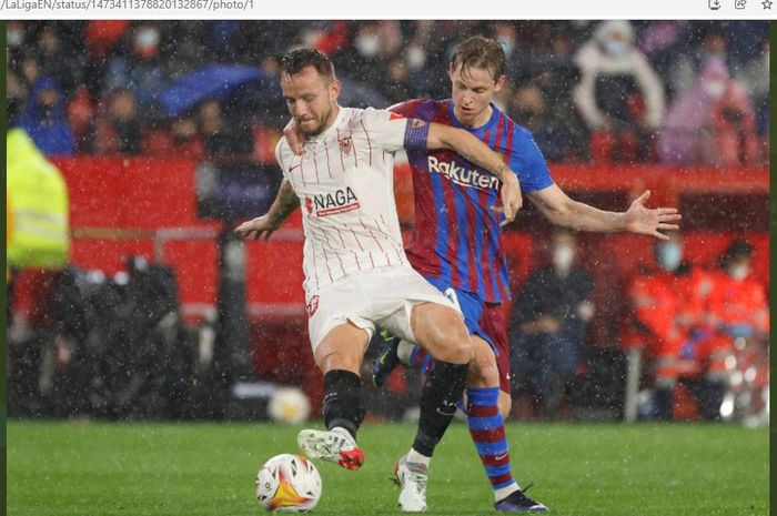 Jules Kounde menghantam wajah Jordi Alba dengan bola saat Sevilla dan Barcelona bermain imbang pada pekan ke-4 Liga Spanyol 2021-2022.