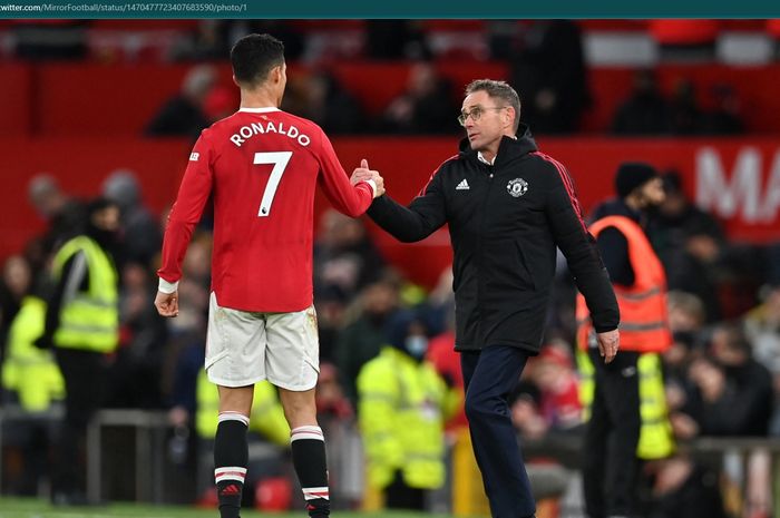 Cristiano Ronaldo dan Ralf Rangnick usai laga Manchester United.