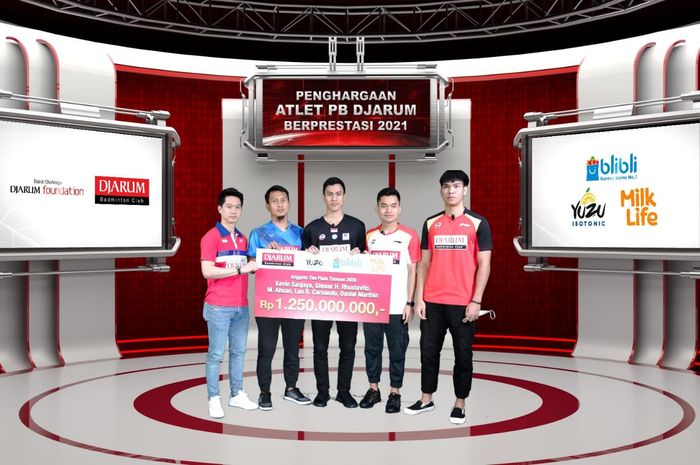 Dari kiri ke kanan, Kevin Sanjaya Sukamuljo, Mohammad Ahsan, Shesar Hiren Rhustavito, Leo Rolly Carnando, dan Daniel Marthin berpose setelah mendapat apresiasi dari Djarum Foundation atas keberhasil merebut Thomas Cup 2020, Rabu (22/12/2021).