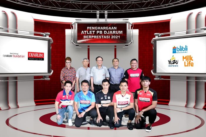 Dari kiri ke kanan, Kevin Sanjaya Sukamuljo, Mohammad Ahsan, Shesar Hiren Rhustavito, Leo Rolly Carnando, dan Daniel Marthin (bawah) berpose dengan legenda PB Djarum setelah mendapat apresiasi dari Djarum Foundation atas keberhasil merebut Thomas Cup 2020, Rabu (22/12/2021).