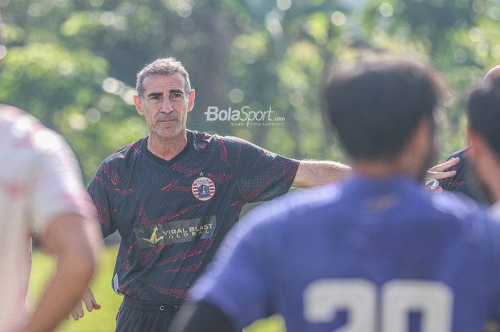 Pelatih Persija Jakarta, Angelo Alessio, nampak sedang memberikan intruksi kepada para pemainnya di Lapangan Por Pelita Jaya, Sawangan, Jawa Barat, 17 Desember 2021.