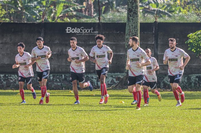 Suasana latihan Persija Jakarta yang diikuti (dari kiri ke kanan) Novri Setiawan, Taufik Hidayat, Yann Motta, Braif Fatari, Marco Motta, dan Marko Simic di Lapangan Por Pelita Jaya, Sawangan, Jawa Barat, 17 Desember 2021.