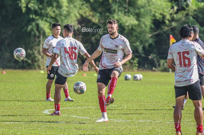 Striker Persija Jakarta, Marko Simic, nampak akan menendang bola di Lapangan Por Pelita Jaya, Sawangan, Jawa Barat, 17 Desember 2021.