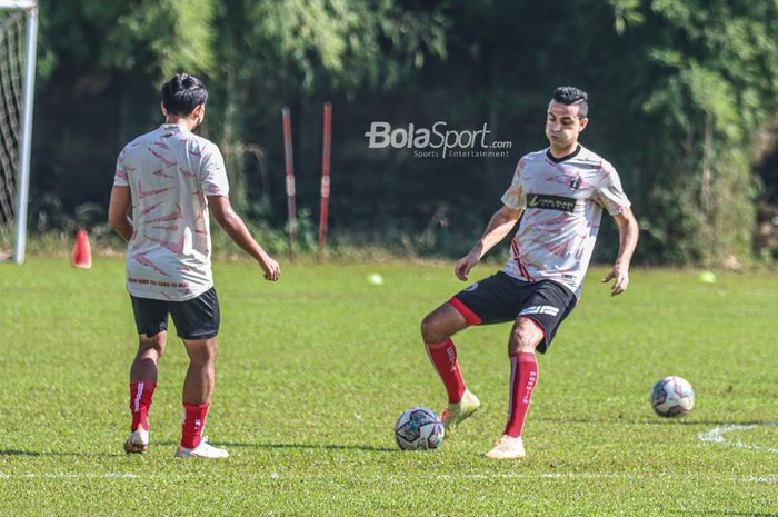 Bek Persija Jakarta, Otavio Dutra (kanan), sedang berlatih umpan pendek  di Lapangan Por Pelita Jaya, Sawangan, Jawa Barat, 17 Desember 2021.