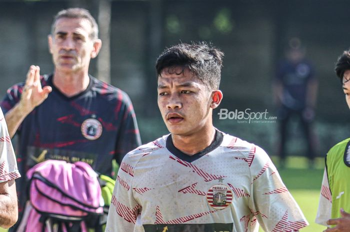 Bek sayap kanan Persija Jakarta, Ilham Rio Fahmi, nampak ikut dalam latihan skuat Macan Kemayoran Pelatih fisik Persija Jakarta, Alberto Lungherini, nampak sedang memberikan arahan kepada para pemainnya  di Lapangan Por Pelita Jaya, Sawangan, Jawa Barat, 17 Desember 2021.