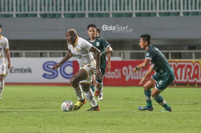 Striker Dewa United, Herman Dzumafo (kiri), sedang menguasai bola dan dibayangi bek PSMS Medan, Afiful Huda (kanan), dalam laga pekan ketiga babak delapan besar Liga 2 2021 grup Y di Stadion Pakansari, Bogor, Jawa Barat, 23 Desember 2021.