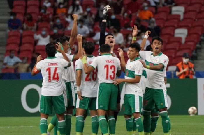 Para pemain Timnas Indonesia saling memotivasi diri menghadapi Singapura dalam semifinal leg pertama Piala AFF 2020 di Stadion Nasional, Kallang, Singapura, Rabu (22/12/2021) malam WIB.