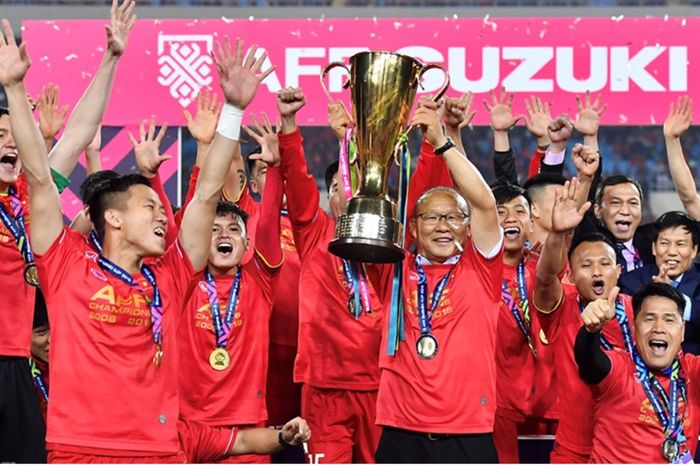 Pelatih Timnas Vietnam Park Hang-seo dan pasukannya selebrasi juara Piala AFF 2018. 