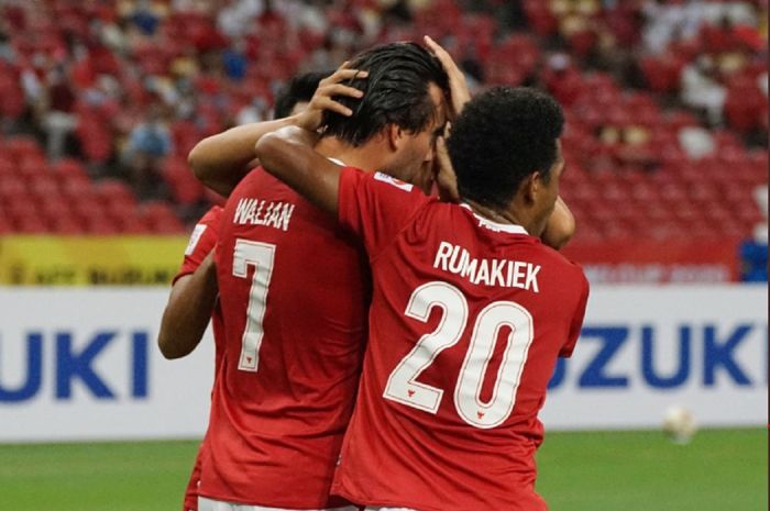 Striker Timnas Indonesia Ezra Walian dipeluk Ramai Rumakiek seusai membobol gawang Singapura dalam semifinal leg kedua Piala AFF 2020 di Stadion Nasional, Singapura, Sabtu (25/12/2021) malam WIB.