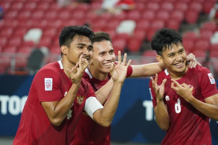 Asnawi Mangkualam Bahar, Egy Maulana Vikri, dan Witan Sulaeman selebrasi kelolosan Timnas Indonesia ke final Piala AFF 2020, Sabtu (25/12/2021), di Stadion Nasional, Singapura.