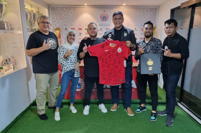 Manajemen Persija Jakarta dan pemenang jersey signed Persija Jakarta