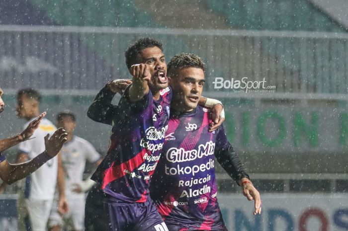 Alfin Tuasalamony (kiri) dan Cristian Gonzales (kanan) sedang merayakan gol RANS Cilegon FC dalam laga semifinal Liga 2 2021 di Stadion Pakansari, Bogor, Jawa Barat, 27 Desember 2021.