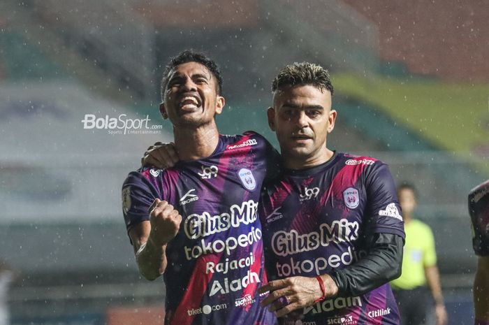 Alfin Tuasalamony (kiri) dan Cristian Gonzales (kanan) sedang merayakan gol RANS Cilegon FC dalam laga semifinal Liga 2 2021 di Stadion Pakansari, Bogor, Jawa Barat, 27 Desember 2021.