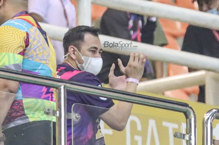 Chairman RANS Cilegon FC, Raffi Ahmad, nampak menghadiri saat timnya bertanding dalam semifinal Liga 2 2021 di Stadion Pakansari, Bogor, Jawa Barat, 27 Desember 2021.