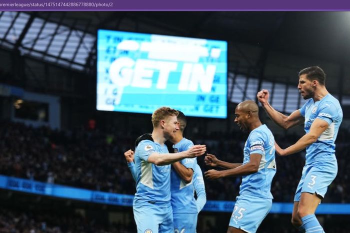 Gelandang Manchester City, Kevin De Bruyne, merayakan gol ke gawang Leicester City dalam laga Liga Inggris di Stadion Etihad, Minggu (26/12/2021).