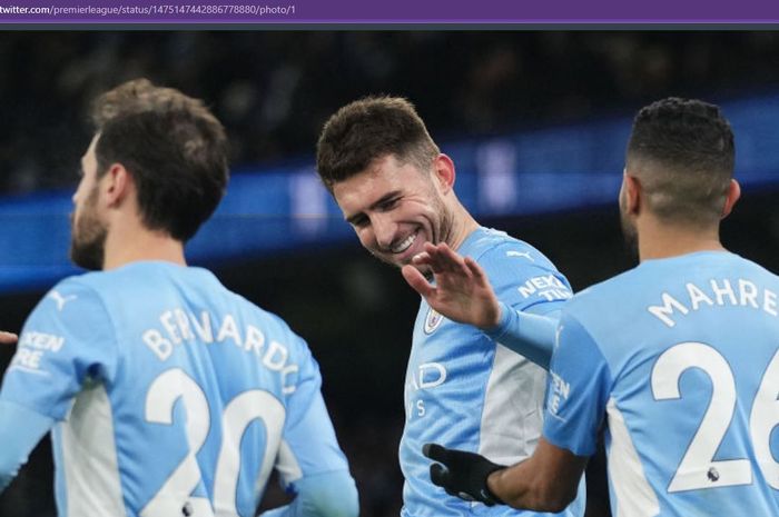 Bek Manchester City, Aymeric Laporte, merayakan gol ke gawang Leicester City dalam laga Liga Inggris di Stadion Etihad, Minggu (26/12/2021).