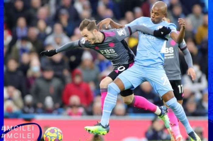 Gelandang Leicester City, James Maddison, berduel dengan gelandang Manchester City, Fernandinho, dalam laga Liga Inggris di Stadion Etihad, Minggu (26/12/2021).