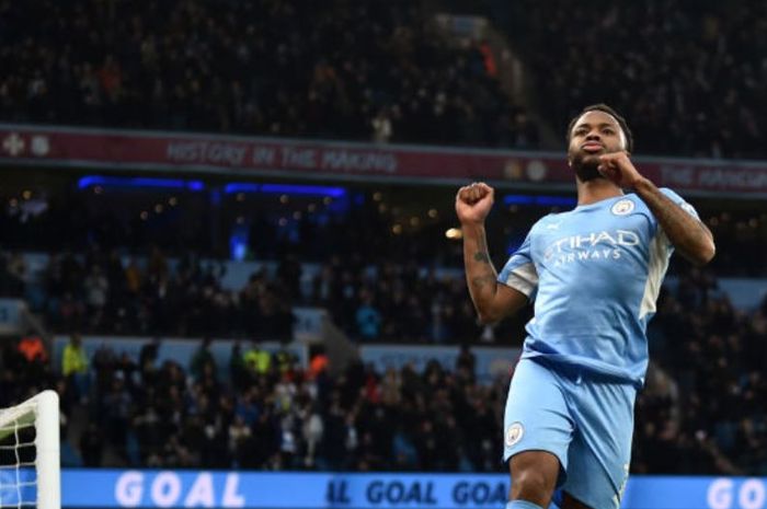 Penyerang Manchester City, Raheem Sterling, merayakan gol ke gawang Leicester City dalam laga Liga Inggris di Stadion Etihad, Minggu (26/12/2021).