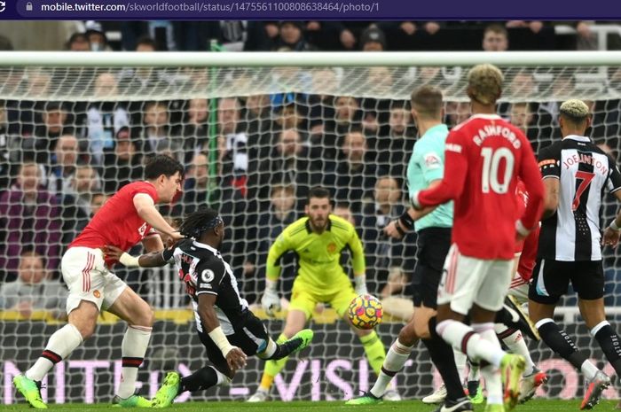 Proses gol winger Newcastle United, Allan Saint-Maximin, ke gawang Manchester United di St James' Park untuk melakoni laga pekan ke-19 Liga Inggris 2021-2022 pada Senin (27/12/2021) waktu setempat atau Selasa mulai pukul 03.00 WIB.