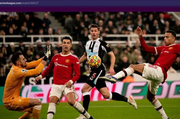 Pemain Manchester United, Mason Greenwood, menendang bola dalam laga kontra Newcastle United di St James' Park dalam laga pekan ke-19 Liga Inggris 2021-2022 pada Senin (27/12/2021) waktu setempat atau Selasa dini hari WIB