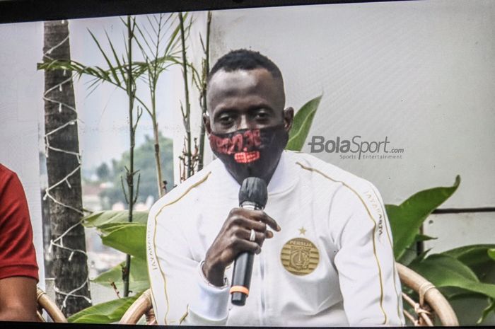 Gelandang asing baru Persija Jakarta, Makan Konate, sedang memberikan keterangan kepada awak media dalam jumpa pers pada 29 Desember 2021. (Foto Virtual)