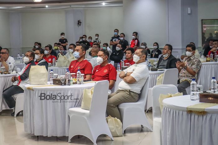 Suasana nonton bareng leg pertFinal Piala AFF 2020 antara timnas Indonesia vs timnas Thailand bersama Menteri Pemuda dan Olahraga Republik Indonesia, Zainudin Amali, di Kantor Kemenpora, Senayan, Jakarta, 29 Desember 2021.