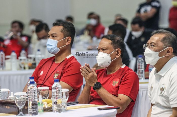 Menteri Pemuda dan Olahraga Republik Indonesia, Zainudin Amali (kanan), nampak sedang memberikan apresiasi lewat tepuk tangan saat menonton pertandingan leg pertama Final Piala AFF 2020 dalam acara nonton bareng di  Kantor Kemenpora, Senayan, Jakarta, 29 Desember 2021.