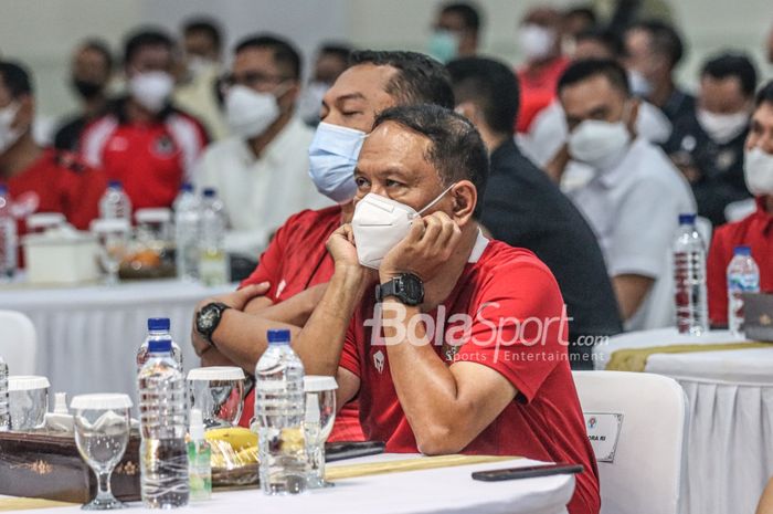 Menteri Pemuda dan Olahraga Republik Indonesia, Zainudin Amali (kanan), nampak serius mengamati pertandingan leg pertama Final Piala AFF 2020 dalam acara nonton bareng di  Kantor Kemenpora, Senayan, Jakarta, 29 Desember 2021.