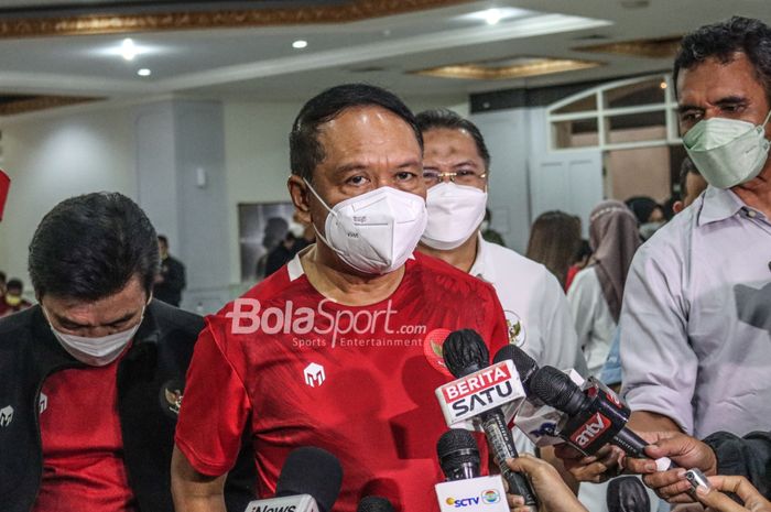 Menteri Pemuda dan Olahraga Republik Indonesia, Zainudin Amali, sedang memberikan keterangan kepada awak media seusai nobar final leg pertama Piala AFF 2020 di Kemenpora, Jakarta, 29 Desember 2021.