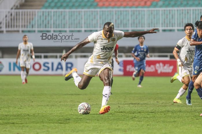 Striker Dewa United, Herman Dzumafo, nampak akan melakukan tendangan ke gawang dalam laga perebutan juara ketiga Liga 2 2021 di Stadion Pakansari, Bogor, Jawa Barat, 30 Desember 2021.