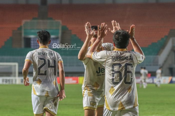 Pemain Dewa United, Gufroni Al Maruf, melalukan selebrasi dengan rekan lainnya seusai mampu mencetak satu gol dalam laga perebutan juara ketiga Liga 2 2021 di Stadion Pakansari, Bogor, Jawa Barat, 30 Desember 2021.