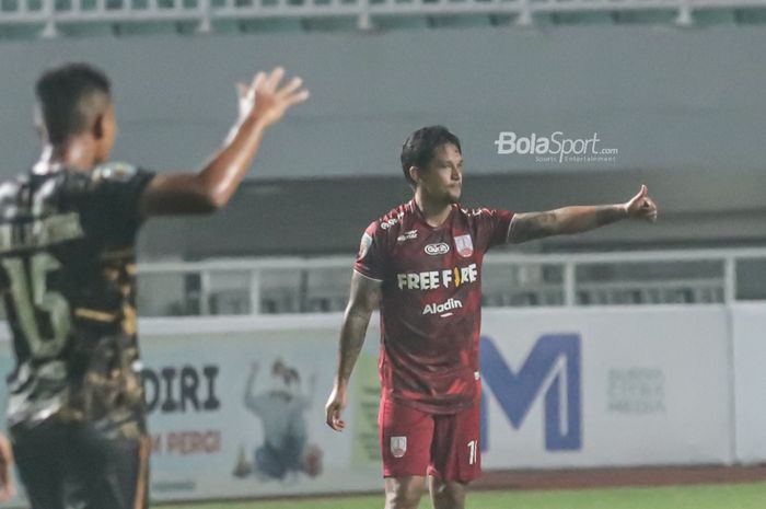 Selebrasi Irfan Bachdim seusai mencetak gol dalam laga final Liga 2 2021 