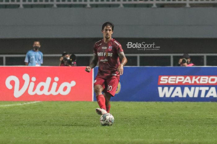 Pemain Persis Solo, Irfan Bachdim, sedang menguasai bola dalam laga final Liga 2 2021 di Stadion Pakansari, Bogor, Jawa Barat, 30 Desember 2021.