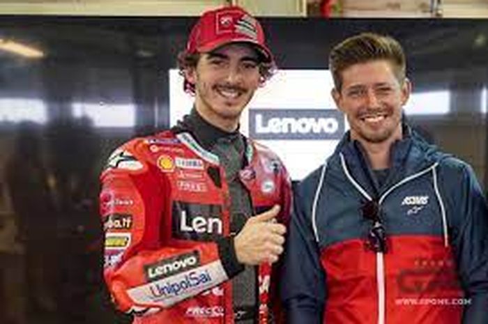 Pembalap Ducati Francesco Bagnaia (kiri) bersama legenda MotoGP Casey Stoner