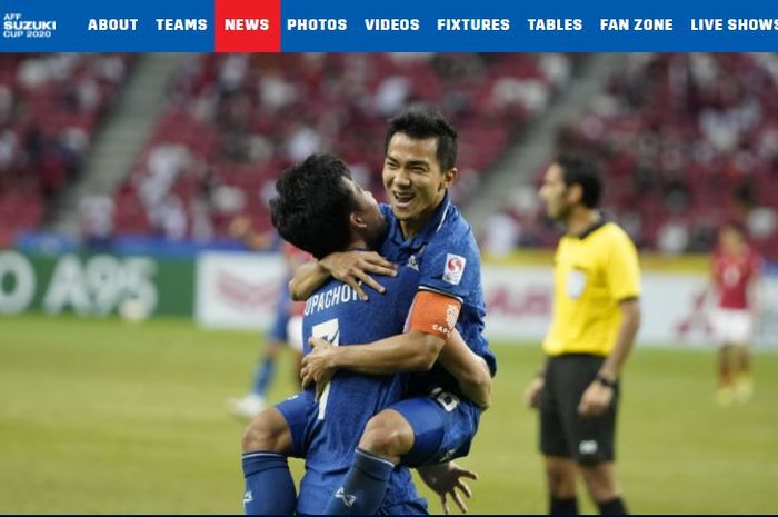 Kapten Timnas Thailand, Chanathip Songkrasin, merayakan selebrasi bersama Supachok Sarachat saat menghadapi Timnas Indonesia di final leg pertama Piala AFF 2020, Rabu (29/12/2021) malam WIB