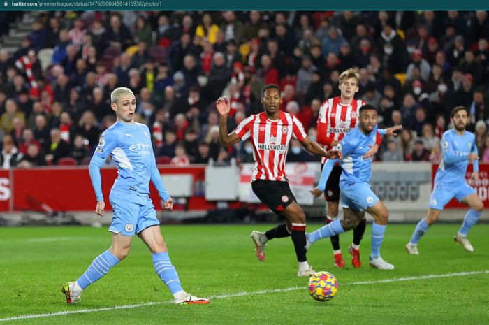 Momen terjadinya gol Phil Foden ke gawang Brentfod saat Manchester City unggul 1-0 pada babak pertama laga Liga Inggris pekan ke-20.