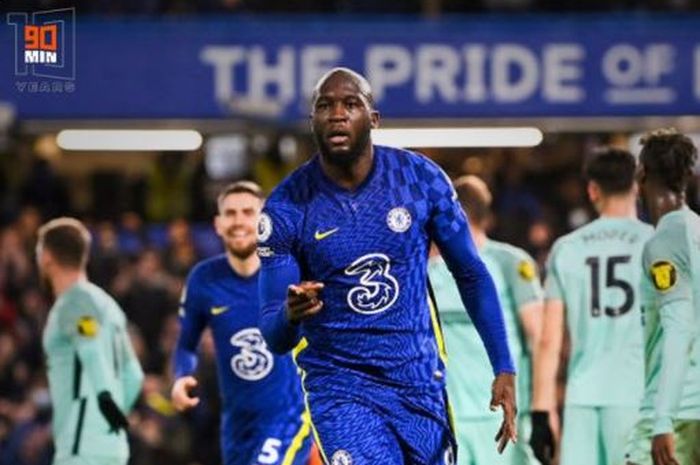 Striker Chelsea, Romelu Lukaku, merayakan gol dalam laga Liga Inggris kontra Brighton and Hove Albion di Stadion Stamford Bridge, Rabu (29/12/2021).