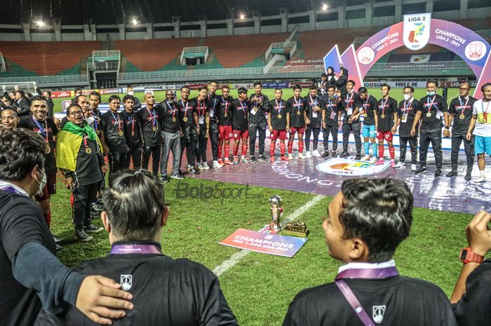 Skuat Persis Solo sedang mengitari piala Liga 2 2021 seusai menjadi juara di Stadion Pakansari, Bogor, Jawa Barat, 30 Desember 2021.