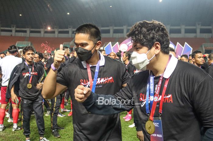 Direktur Persis Solo, Kaesang Pangarep (kiri), nampak melakukan sedikit selebrasi seusai timnya menjadi juara Liga 2 2021 di Stadion Pakansari, Bogor, Jawa Barat, 30 Desember 2021.