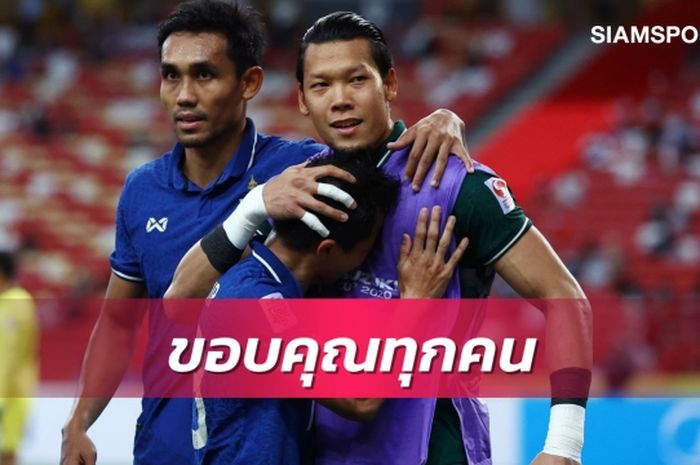 Kapten tim Chanathip Songkrasin (tengah) memeluk kiper Thailand Kawin Thammasatchanan (kanan) usai mencetak gol ke gawang Timnas Indonesia di final leg pertama Piala AFF, Rabu (29/12/2021) malam WIB.