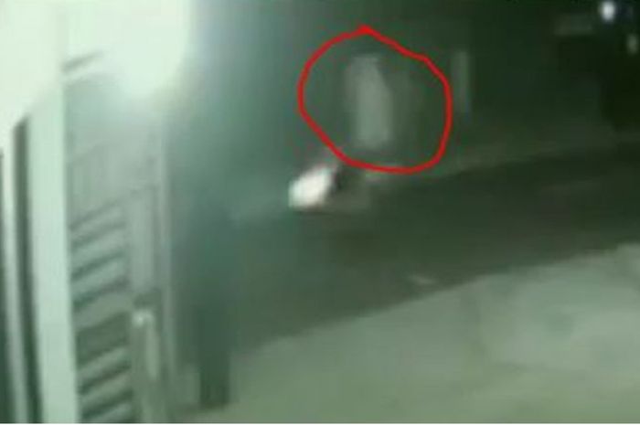 Sosok Diduga Pocong Terekam Tengah Dibonceng Pengendara Motor