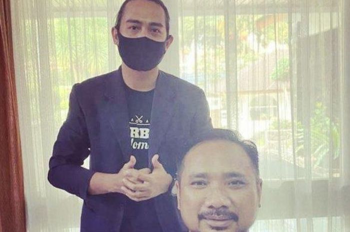 Pemilik Barber Home AA, Saiful berfoto dengan Menteri Agama Yaqut Cholil Quomas.