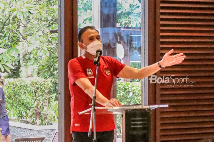 Ketua Umum PSSI, Mochamad Iriawan, nampak sedang memberikan kata sambutan dalam acara penyambutan timnas Indonesia yang baru tiba di Tanah Air seusai bertarung di Piala AFF 2020, 2 Januari 2022.