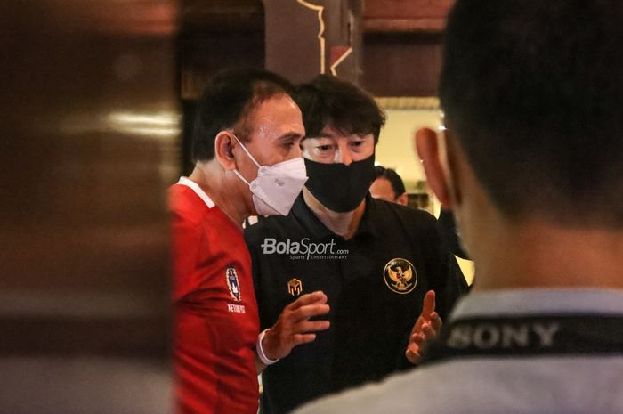 Ketua Umum PSSI, Mochamad Iriawan (kiri), nampak sedang berdiskusi dengan pelatih timnas Indonesia, Shin Tae-yong (kanan), yang baru tiba di Tanah Air seusai bertarung di Piala AFF 2020, 2 Januari 2022.