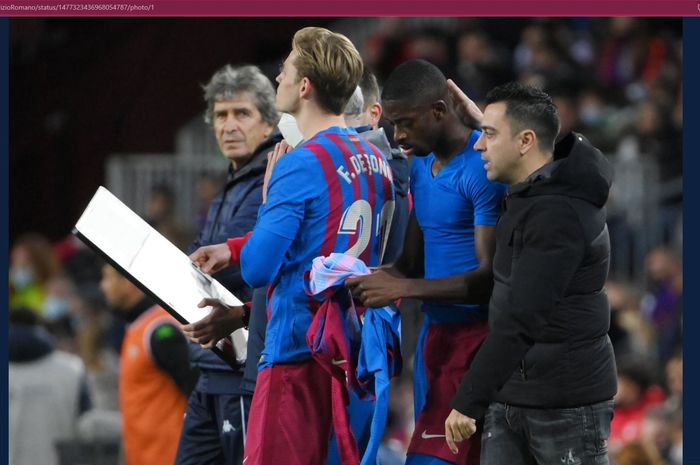 Momen Xavi Hernandez bersama dengan Ousmane Dembele di pinggir lapangan saat membela Barcelona.