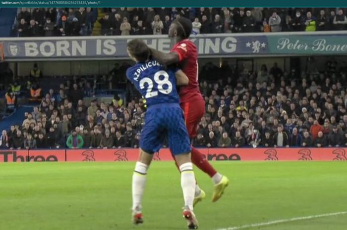 Momen pelanggaran Sadio Mane terhadap Cesar Azpilicueta pada laga Chelsea kontra Liverpool.