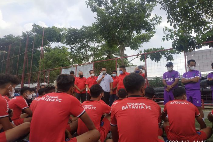 Gubernur DKI Jakarta, Anies Baswedan, mengunjungi sesi latihan klub Liga 3, Batavia FC