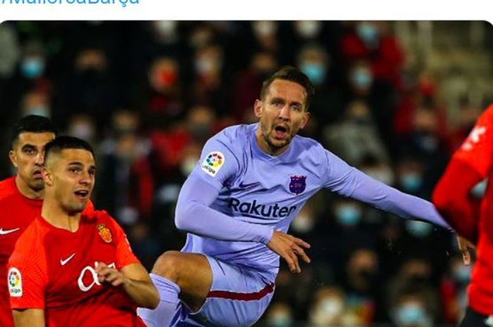 Striker Barcelona, Luuk de Jong, beraksi dalam laga Liga Spanyol kontra RCD Mallorca di Stadion Visit Mallorca, Minggu (2/1/2022).